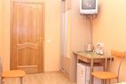 Оранжевая комната -ТВ, стол, два стула, холодильник