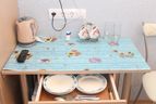 Голубая комната - стол, электрический чайник, посуда
