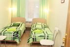 Зелёная комната - две кровати, два стула